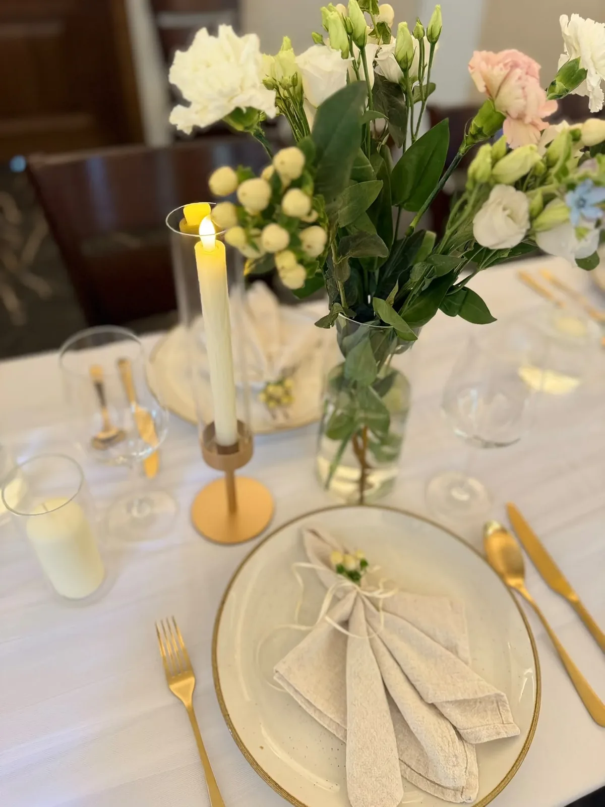 Blumen und Kerze bei der Tischdekoration