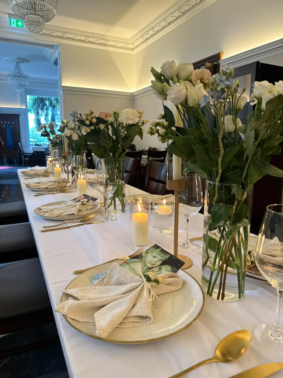Echte Eventdekoration von Mareta Events mit Blumen, Kerzen und gedecktem Tisch