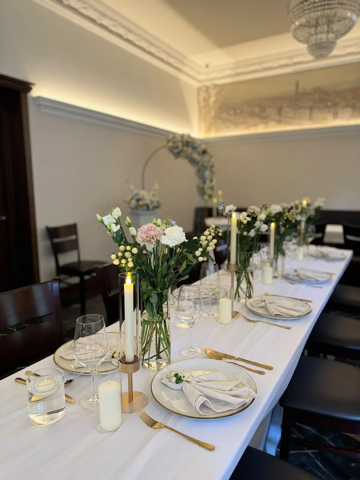 Gedeckter Tisch mit goldenen Details